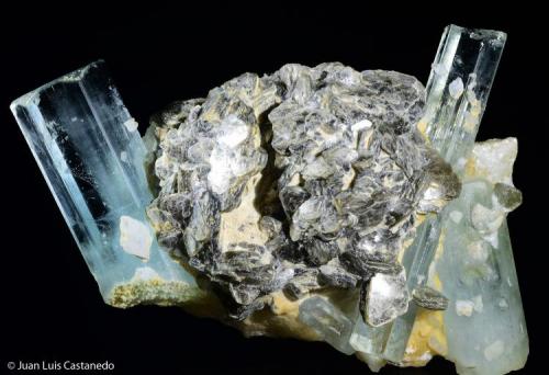 Berilo variedad aguamarina. 
Gilgit. Pakistán. 
6x3.5 cm. Cristal mayor 2.8 cm (Autor: Juan Luis Castanedo)