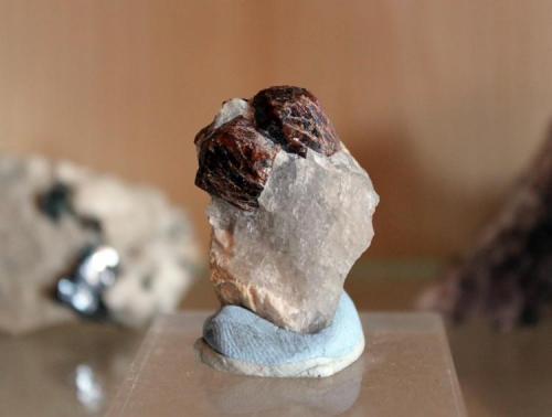 Granate<br />Concesión Ampliación a San Acisclo, Grupo Minero Silán, O Navallo de Arriba, Silán, Muras, Comarca Terra Chá, Lugo, Galicia / Galiza, España<br />cristales 15 mm.<br /> (Autor: usoz)