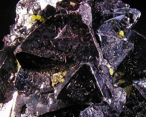 Cuprita con Miersita.
Mina Rubtsovskoye, Siberia, Rusia.
3,8x3,3x3,3 cm.
Detalle cristales de Miersita. Col. y foto Nacho Gaspar. (Autor: Nacho)