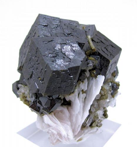 Andradite, Barite, quartz
Huanggang Mine, Hexigten Banner, Ulanhad League,  Chifeng Prefecture, Inner Mongolia, China
76 mm x 70 mm x 56 mm (Author: Carles Millan)