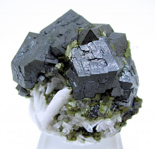 Andradite, Barite, quartz
Huanggang Mine, Hexigten Banner, Ulanhad League,  Chifeng Prefecture, Inner Mongolia, China
76 mm x 70 mm x 56 mm (Author: Carles Millan)