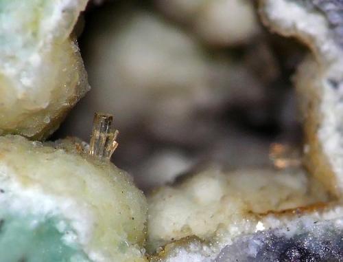 Wavellita sobre Variscita<br />Afloramiento por corte en carretera, Vilachán do Monte, Tomiño, Comarca Bajo Miño, Pontevedra, Galicia / Galiza, España<br />Cristal sobre 1mm<br /> (Autor: Javier MC)