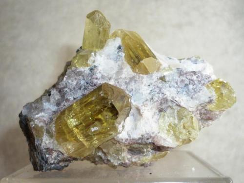 Fluorapatito
Cerro del Mercado, Durango, Durango, México.
72x50x55 mm, el cristal más grande mide 25 mm (Autor: Carlos Medina)