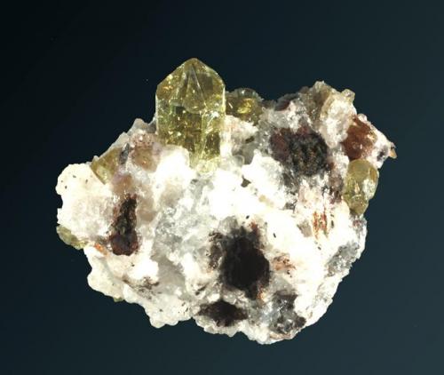 Fluorapatito
Victoria de Durango, Durango (municipio), Durango (estado), México. Cerro de Mercado.
4,4x4,2x3,6 cm.
Cristales prismáticos amarillos y transparentes, uno de ellos dominante, con calcita y en matriz.
Ejemplar de 2002. (Autor: Carles Curto)