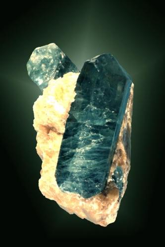 Fluorapatito
Slyudianka, Irkutskaya (oblast), Baykal, Rusia.
5,4x3,2x3,2 cm. / 3,9x1,5x1,4 cm. (cristal pral.)
Dos cristales prismáticos biterminados, de color azul intenso, en matriz de calcita naranja.
Ejemplar de 1996. (Autor: Carles Curto)