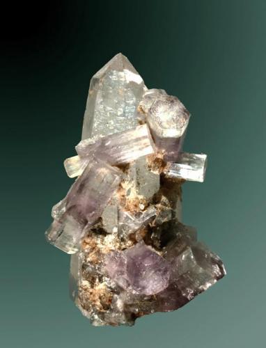 Fluorapatito
Panasqueira, Covilha (mun.), Castelo Branco (dist.), Beira Baixa, Portugal.
5,7x3,2x3,0 cm. / 1,4x1,1x1,0 cm. (cristal pral.)
Cristales prismáticos violetas, con zonación del color, de mayor intensidad en la zona central del cristals, la mayoría biterminados e implantados en un cristal de cuarzo.
Ejemplar de 1984 (Autor: Carles Curto)