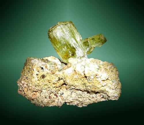 Fluorapatito
La Celia, Jumilla, Murcia. Nuestra Señora del Carmen (m).
3,5x4,6x3,1 cm.
Cristal en cetro con toba apical, en matriz.
Ejemplar de 1972 (Autor: Carles Curto)