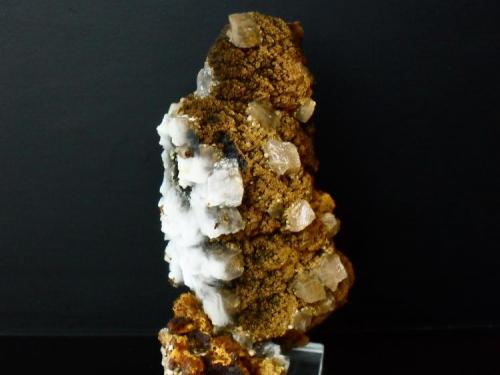 Goethita Limonitizada con cristales de Calcita.<br />Mina Trinidad, Cerros del Romeral y Pechón, Benalmádena-Mijas, Comarca Costa del Sol Occidental, Málaga, Andalucía, España<br />10x6,5 cm.<br /> (Autor: Laureano)