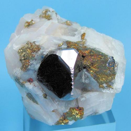 Carrollite, calcite, chalcopyrite
Kamoya South II Mine, Kamoya, Kambove District, Katanga Copper Crescent, Katanga, Zaire
52 mm x 46 mm x 41 mm (Author: Carles Millan)