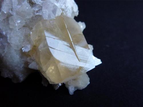 Calcita con Prehnita y otros<br />Valdemanco, Comarca Sierra de Guadarrama, Comunidad de Madrid, España<br />3 x 2 cm el cristal de Calcita<br /> (Autor: javier ruiz martin)