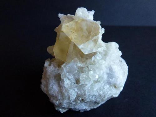 Calcita con Prehnita y otros<br />Valdemanco, Comarca Sierra de Guadarrama, Comunidad de Madrid, España<br />3 x 2 cm el cristal de Calcita<br /> (Autor: javier ruiz martin)