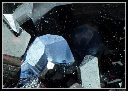 Benitoite, neptunite
Benitoite Gem Mine, New Idria District, Diablo Range, San Benito Co., California, USA
fov 3 mm
Like a mirror (Author: ploum)