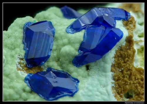 Azurite
Aouli, Midelt, Maroc
fov 3 mm (Author: ploum)