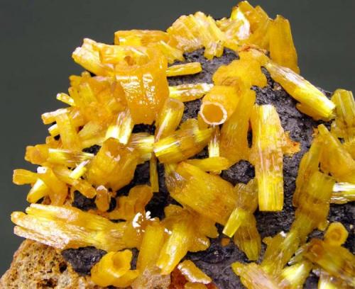 Mimetita
Pingtouling Mine, Liannan, Sanjiang, Guangdong, China
Encontrada el año 2003
Tamaño de la pieza: 8.3 × 6.3 × 4.4 cm.
El cristal más grande mide: 1.3 × 0.4 cm.
Ex colección James Catmur
Foto: Ejemplares de Referencia (Autor: Jordi Fabre)