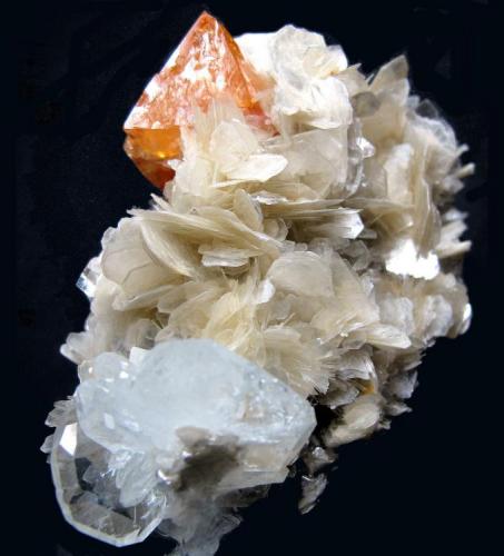 Scheelite, beryl, muscovite
Xuebaoding, Huya, Pingwu, Mianyang, Sichuan, China
102 mm x 70 mm (Author: Carles Millan)