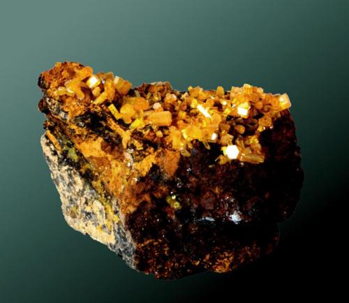 Mimetita
Pingtouling, Zhaigang (distr.), Liannan Yao, Guandong, China. Dashuihu (Pingtouling) (m).
7,5x9,2 x 4,1 cm.
Cristales prismátics, muchos de ellos biterminados, de color amarillo-naranja, implantados en matriz limonítica.
Ejemplar de 2003 (Autor: Carles Curto)