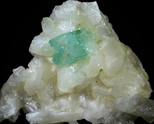 Apofilita. 
Jalgaon. Maharastra. India. 
8x6.5 cm. Cristal 2.5 cm. (Autor: Juan Luis Castanedo)