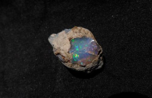 Ópalo Var. Hidrófano
Welo (wello-wollo) - Afar province - Etiopía
24.4 mm x 15.4 mm
Este cristal se encuentra con los sedimentos originarios del terreno del que fueron extraidos - esta pieza tiene reflejos iridiscente multicolores - si uno lo mira en persona es mucho mas iridiscente. (Autor: RodrigoSiev)