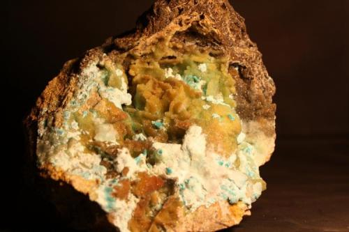 Auricalcita, Hemimorfita, Smithsonita<br />Antonina Group of Mines (Toral de los Vados), Requejo, Sobrado, Comarca El Bierzo, León, Castile and León, Spain<br />22 x 19 cm.<br /> (Autor: minero1968)