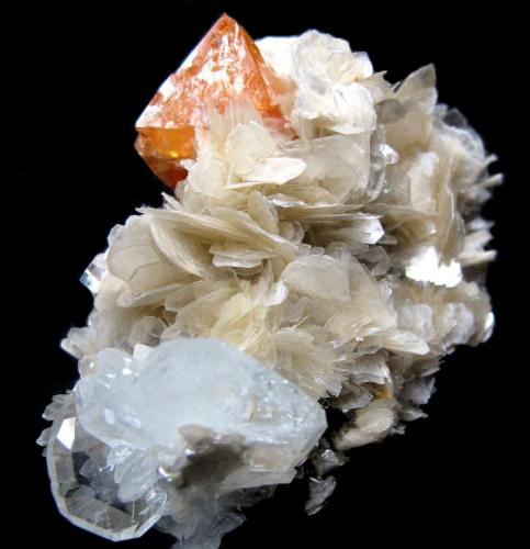 Scheelite, beryl, muscovite
Xuebaoding, Huya, Pingwu, Mianyang, Sichuan, China
102 mm x 70 mm (Author: Carles Millan)