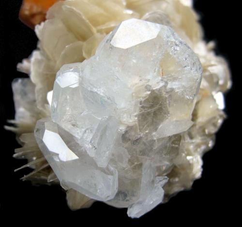Scheelite, beryl, muscovite
Xuebaoding, Huya, Pingwu, Mianyang, Sichuan, China
102 mm x 70 mm

Beryl crystals close up view (Author: Carles Millan)
