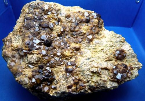 Granate<br />Del Socau Mine, Vallcàrquera, Figaró-Montmany, Comarca Vallès Oriental, Barcelona, Catalonia / Catalunya, Spain<br />110 x 75 mm.<br /> (Autor: Jesus Franquesa Baucells)