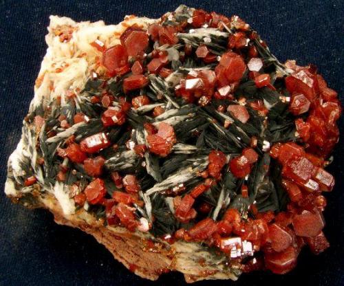 Vanadinite on baryte.jpg (Author: Leon56)