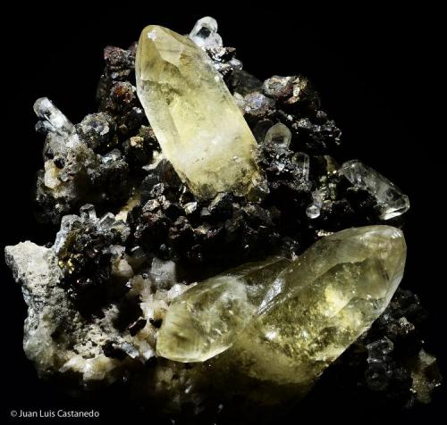 Calcita. 
Sweetwater Mine. Viburnum Trend. Reynolds County. Missouri. USA. 
7x6.2 cm. Cristal mayor 4 cm (Autor: Juan Luis Castanedo)