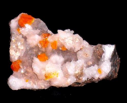 Wulfenita con Calcita
Erupción-Ahumada, Sierra de los Lamentos, Ahumada, Chihuahua, México
4.5x3x2 cm (Autor: Marco A. Ramìrez Lara)