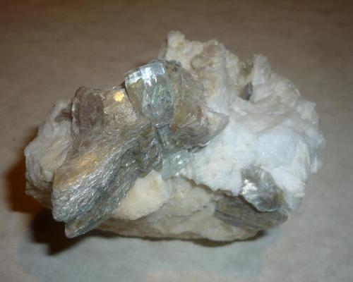 Berilo (Aguamarina), Moscovita, Albita
Skardu, Baltistan, Gilgit-Baltistan, Pakistan
88x67x55 mm

Cristal de Aguamarina, calidad gema. Montado en una matriz de moscovita-albita (Autor: Carlos Medina)