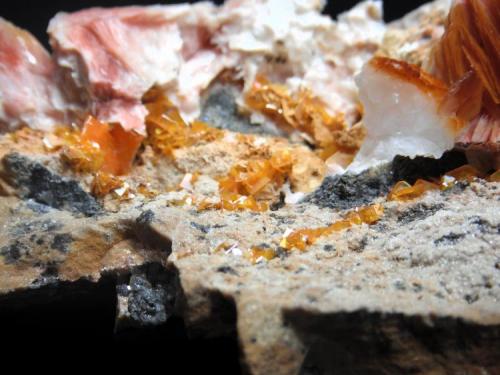 Wulfenita y Barita
Mibladen, Midelt, Khénifra, Marruecos
17x8x6 cm. Cristal más grande 0,6 cm.
Detalle más cercano. (Autor: Carles Rubio)