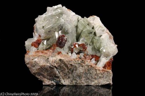 Grossular var. Hessonite, Diopside
Testa Ciarva, Balme, Ala Valley, Lanzo Valley, Sesia-Lanzo zone, Torino Province, Piedmont, Italy
62.51x57.2 mm old specimen cluster of Diopside crystals with Hessonite (Author: Matteo_Chinellato)