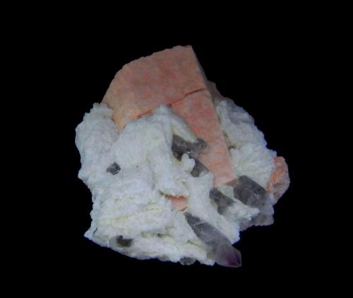 Microclina, albita y cuarzo amatista
Pieza; 7x7,5 cm.
Cristal: 5 cm. de arista.

Cristal de microclina sobre albita y junto a cristales en cetro de amatista. (Autor: DAni)