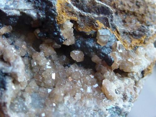 Piromorfita, Goethita<br />El Horcajo Mines, El Horcajo, Almodóvar del Campo, Comarca Campo de Calatrava, Ciudad Real, Castilla-La Mancha, Spain<br />Tamaño milimétrico, fotos en formato macro<br /> (Autor: javier ruiz martin)