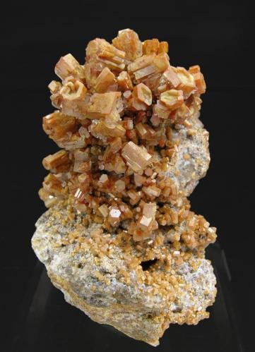 Vanadinita
Mina San Carlos (Mina Apex), San Carlos, Manuel Benavides, Chihuahua, México
Tamaño de la pieza: 6 × 3.9 × 3.5 cm.
El cristal más grande mide: 0.6 × 0.4 cm.
Foto: Minerales de Referencia (Autor: Jordi Fabre)