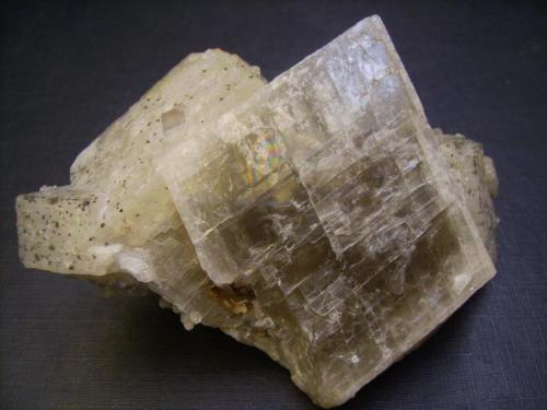 Dolomita
Mina Iouriren, Akka, Tafraout, Provincia de Tiznit, Región de Sous-Massa-Draâ, Marruecos
11 x 7 x 4 cm.
Romboedros en este caso de dolomita con cuarzo y calcita. El cristal principal mide 6 cm. de arista. Este cristal presenta un núcleo verde posiblemente de siderita. (Autor: Antonio Alcaide)