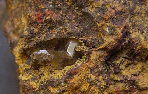 Cerusita
Mina M’Fouati, M’Fouati, Distrito de M’Fouati, Departamento de Bouenza, República del Congo
6 x 5 x 5 cm.
También en la misma pieza, en una pequeña cavidad, observamos dos cristales maclados en codo. Entiendo que se unen por el pinacoide basal. (Autor: Antonio Alcaide)