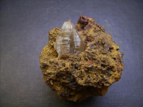Cerusita
Mina M’Fouati, M’Fouati, Distrito de M’Fouati, Departamento de Bouenza, República del Congo
6 x 5 x 5 cm.
Sobre matriz de limonita. El cristal principal mide 2,2 cm. (Autor: Antonio Alcaide)