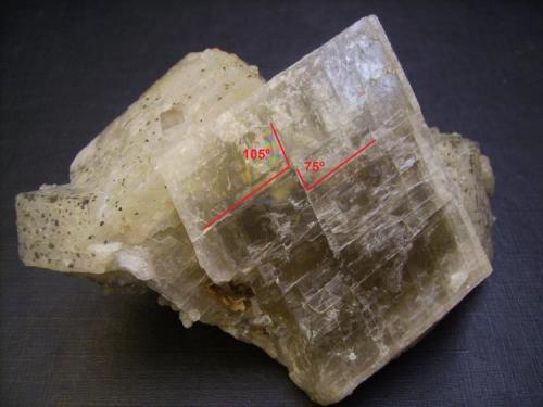 Dolomita
Mina Iouriren, Akka, Tafraout, Provincia de Tiznit, Región de Sous-Massa-Draâ, Marruecos
11 x 7 x 4 cm.
En el cristal principal se aprecian perfectamente los planos de exfoliación en ángulos de 105º y 75º (exfoliación perfecta en tres direcciones de la calcita/dolomita), lo que origina romboedros más pequeños. (Autor: Antonio Alcaide)