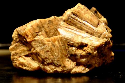 Vesubianita
Minas Montsant, Hortsavinyà, Tordera, Maresme, Barcelona, Catalunya, España.
Medidas pieza: 3,6x2,5x2,2 cm (Autor: Sergio Pequeño)