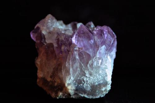 Cuarzo (Var. Amatista)
Catalán Grande Quarry, Catalán Grande, Artigas Department, Uruguay.
Medidas pieza: 4x4x3,3 cm (Autor: Sergio Pequeño)