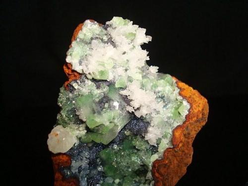 Adamite with calcite.
Ojuela mine, Mapimí, Durango, México.
8cm x 5.2cm x 4cm. (Author: Luis Domínguez)