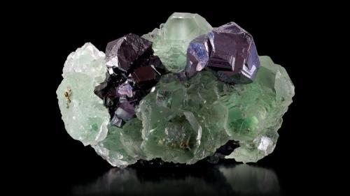 Fluorite, sphalerite, galena.
Naica, Chihuahua, México.
7.4cm x 5.6cm x 5.2cm. (Author: Luis Domínguez)