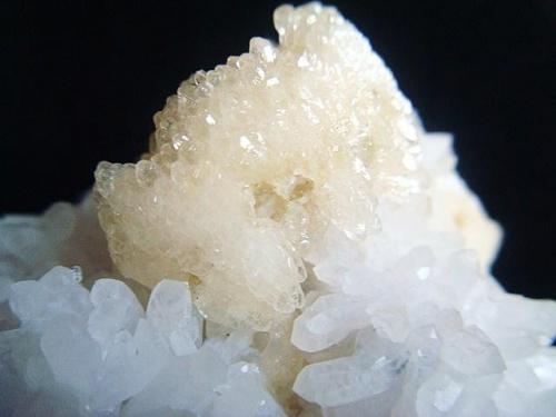 Calcite, approach of the last specimen.
locality: Real del Monte, Hidalgo, México. 
size: 12cm x 10.7cm x 10cm (Author: Luis Domínguez)