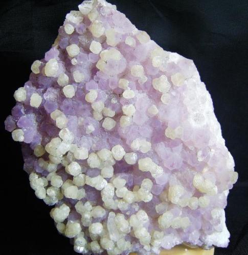 Amethyst quartz with calcite.
Zacatecas, Zacatecas, México.
14cm x 11.5cm x 7cm. (Author: Luis Domínguez)