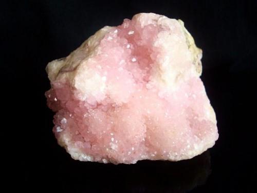 Calcite. (var. Mn).
Aranzazú, Concepción del Oro, Zacatecas, México.
6.5cm x 5.5cm x 4cm. (Author: Luis Domínguez)