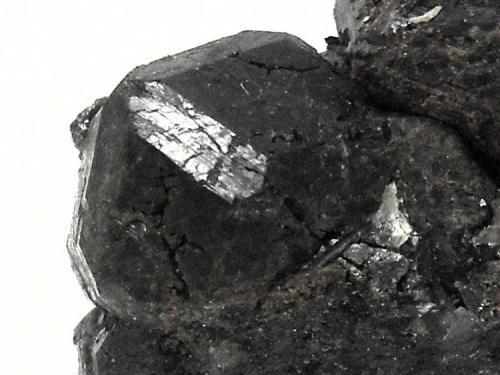 Andradita (Grupo Granate)<br />Mercedes cut, Cala Mines, Cala, Comarca Sierra de Huelva, Huelva, Andalusia, Spain<br />Cristal de 3 cm.<br /> (Autor: Laureano)