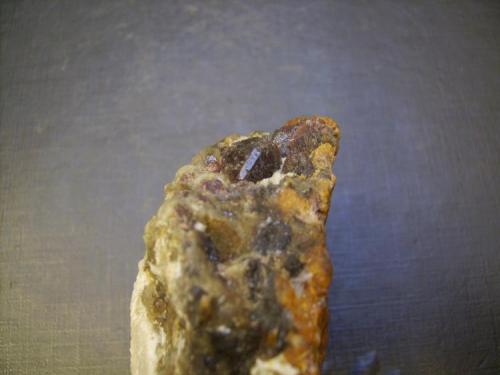Espinela
Sierra de Mijas, Málaga, España
7 x 5 x 3 cm.
Otra vista de la pieza anterior. La cara iluminada es la modificación rombododecaédrica del octaedro habitual de la espinela. (Autor: Antonio Alcaide)