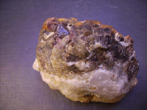 Espinela
Sierra de Mijas, Málaga, España
7 x 5 x 3 cm.
Cristal de espinela de 7 mm. Con clinohumita (Autor: Antonio Alcaide)