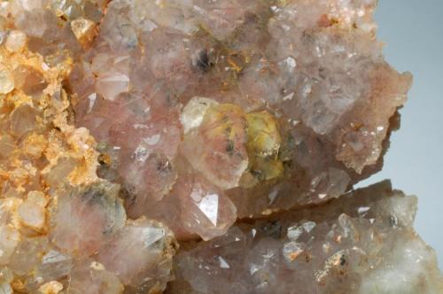 Cuarzo amatistado & algunos cristales citrinos
Viladrau - Montseny - Osona - Girona - Catalunya - España
100 x 75 x 35 mm
Detalle (Autor: Joan Martinez Bruguera)